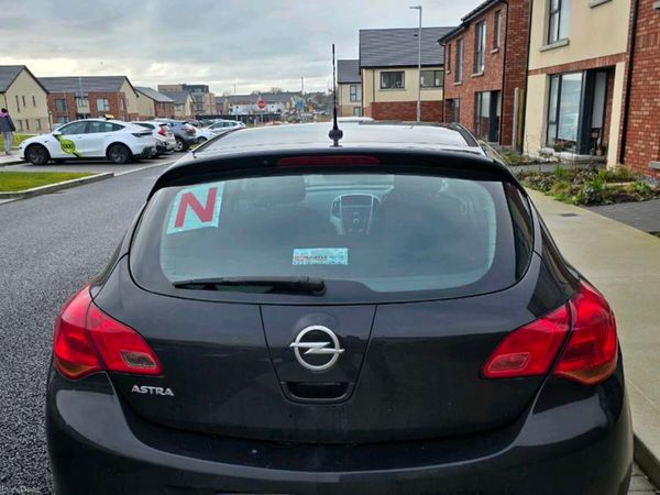 Opel Astra Hatchback, Petrol, 2010, Black