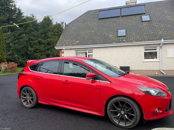 Ford Focus Hatchback, Diesel, 2014, Red