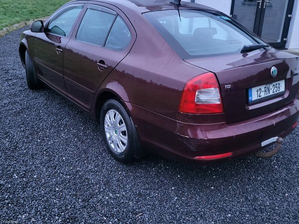 Skoda Octavia Saloon, Diesel, 2012, Red