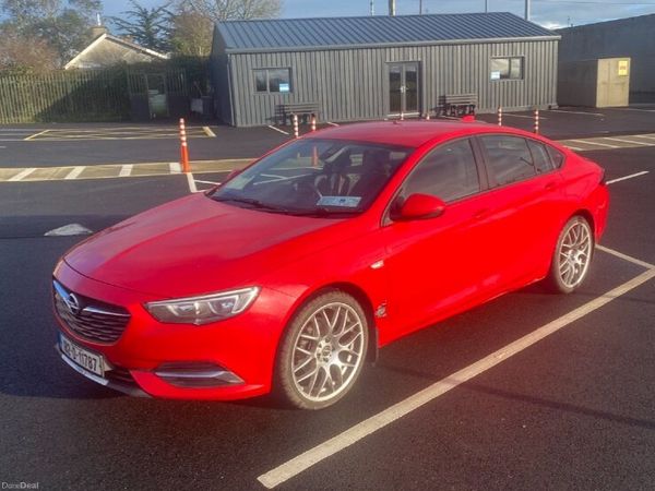 Opel Insignia Hatchback, Diesel, 2018, Red