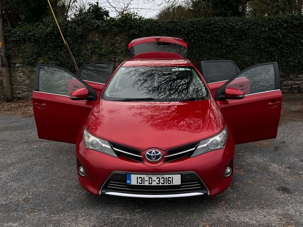 Toyota Auris Hatchback, Petrol Hybrid, 2013, Red