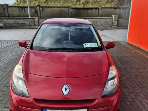 Renault Clio Hatchback, Petrol, 2011, Red