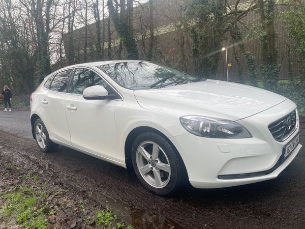 Volvo V40 Hatchback, Diesel, 2016, White