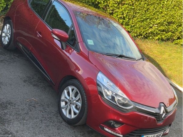 Renault Clio Hatchback, Petrol, 2017, Red