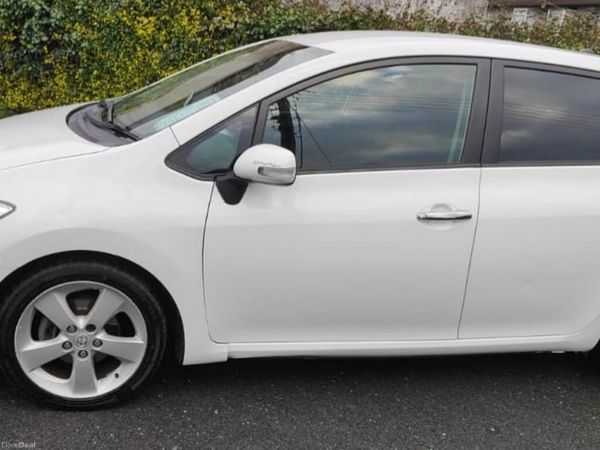 Toyota Auris Hatchback, Petrol Hybrid, 2011, White