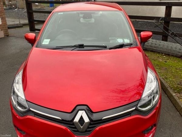 Renault Clio Hatchback, Petrol, 2017, Red