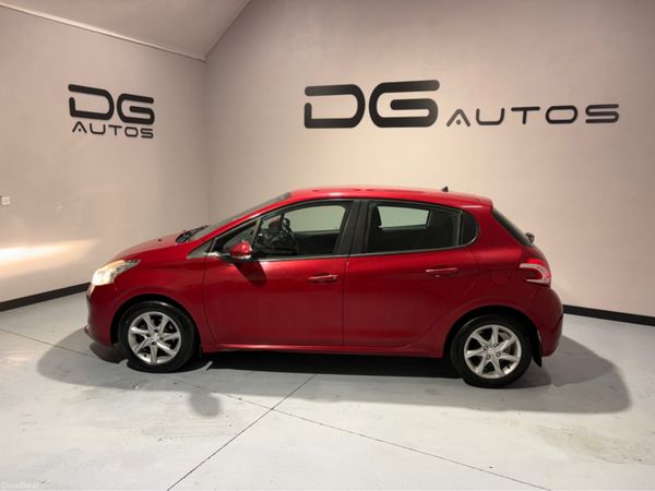 Peugeot 208 Hatchback, Diesel, 2014, Red