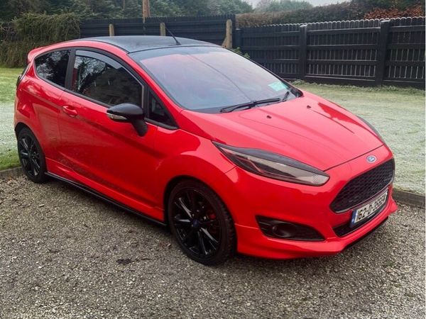 Ford Fiesta Hatchback, Petrol, 2016, Red