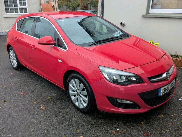 Vauxhall Astra Hatchback, Diesel, 2013, Red