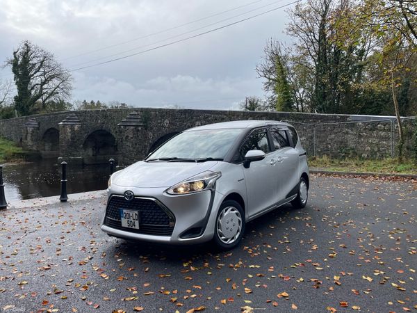 Toyota Sienta Hatchback, Petrol Hybrid, 2020, Silver