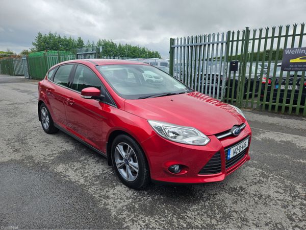 Ford Focus Hatchback, Petrol, 2014, Red