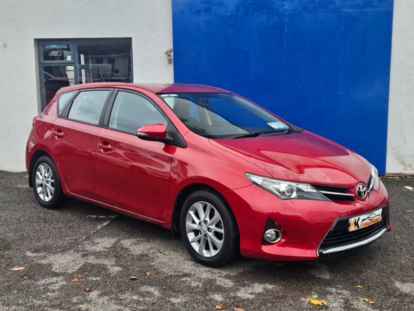 Toyota Auris Hatchback, Diesel, 2015, Red