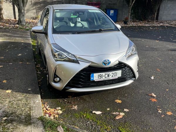 Toyota Yaris MPV, Petrol Hybrid, 2019, Grey