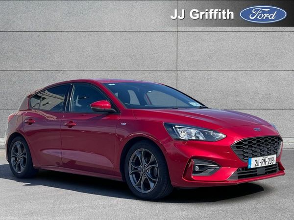Ford Focus Hatchback, Diesel, 2021, Red
