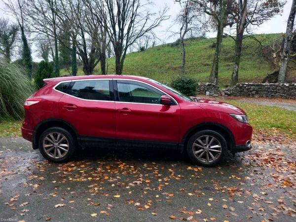 Nissan Qashqai Hatchback, Diesel, 2014, Red