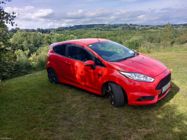 Ford Fiesta Hatchback, Petrol, 2017, Red