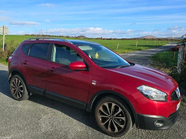 Nissan Qashqai Hatchback, Diesel, 2012, Red
