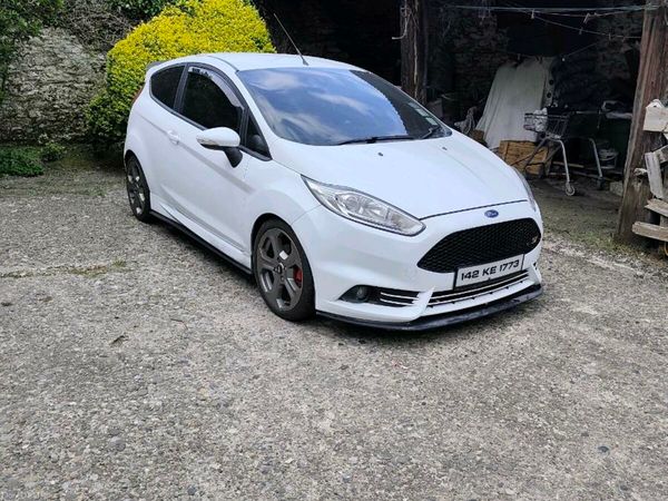 Ford Fiesta Hatchback, Petrol, 2014, White