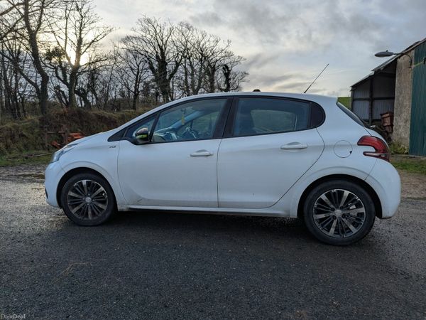 Peugeot 208 Hatchback, Petrol, 2016, White