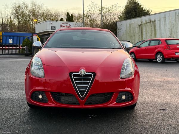 Alfa Romeo Giulietta Hatchback, Petrol, 2015, Red