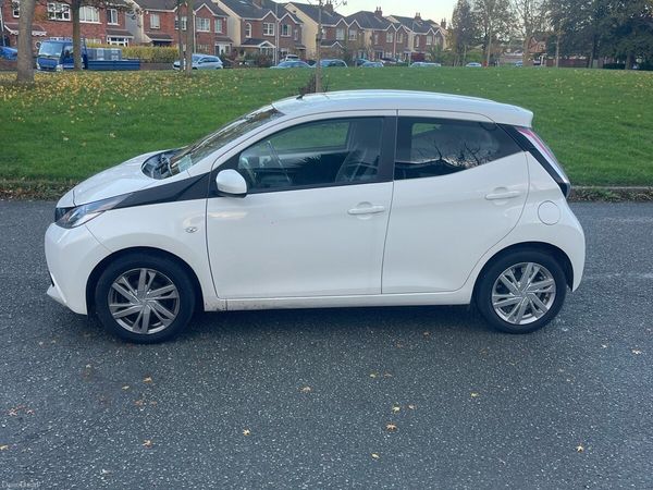 Toyota Aygo Hatchback, Petrol, 2017, White