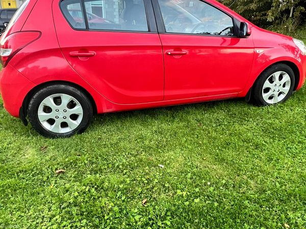 Hyundai i20 Hatchback, Diesel, 2011, Red
