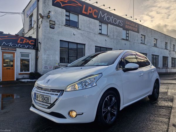 Peugeot 208 Hatchback, Petrol, 2014, White