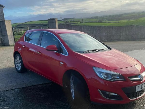 Vauxhall Astra Hatchback, Diesel, 2013, Red