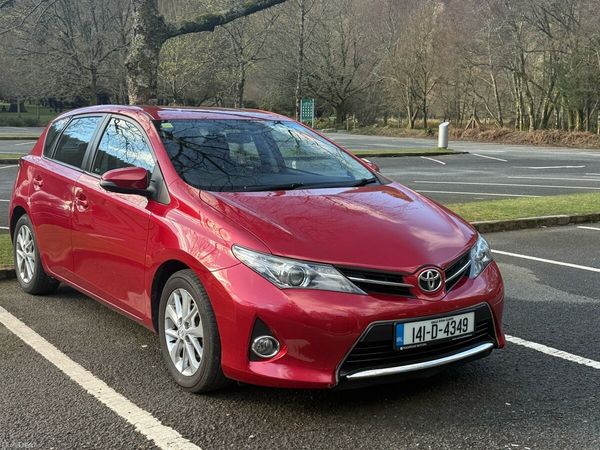 Toyota Auris MPV, Petrol, 2014, Red