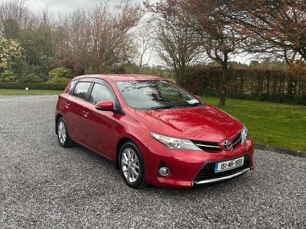 Toyota Auris Hatchback, Diesel, 2015, Red