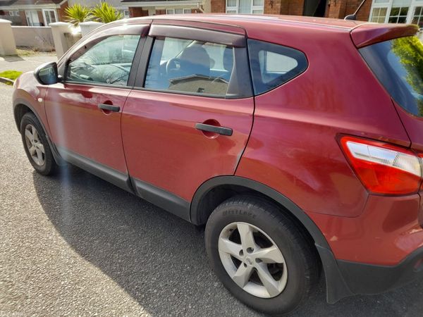 Nissan Qashqai Estate/Jeep, Diesel, 2012, Red