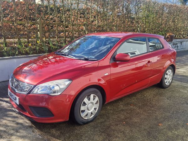 Kia Ceed Hatchback, Petrol, 2012, Red