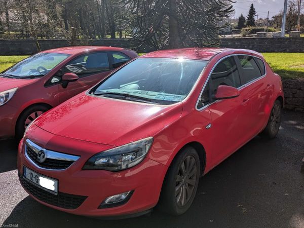 Vauxhall Astra Hatchback, Diesel, 2012, Red