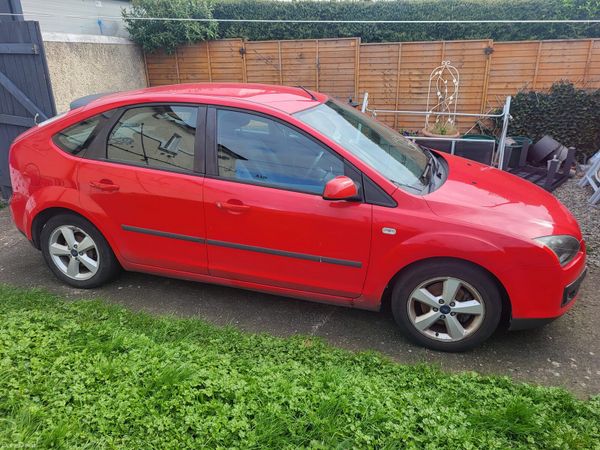 Ford Focus Hatchback, Petrol, 2006, Red