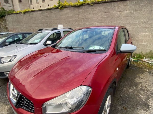 Nissan Qashqai Hatchback, Diesel, 2011, Red