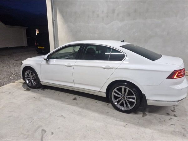 Volkswagen Passat Saloon, Diesel, 2016, White