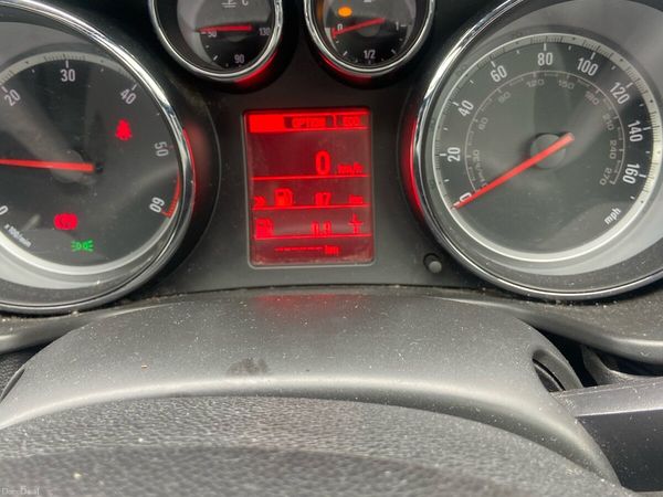 Vauxhall Insignia Hatchback, Diesel, 2013, Red