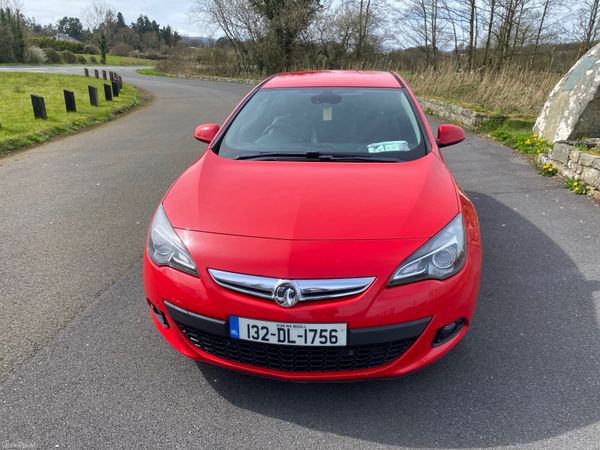 Vauxhall Astra Hatchback, Diesel, 2013, Red