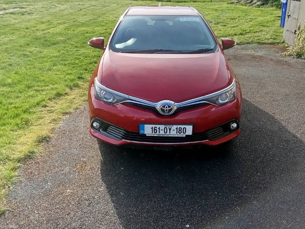 Toyota Auris Hatchback, Petrol, 2016, Red