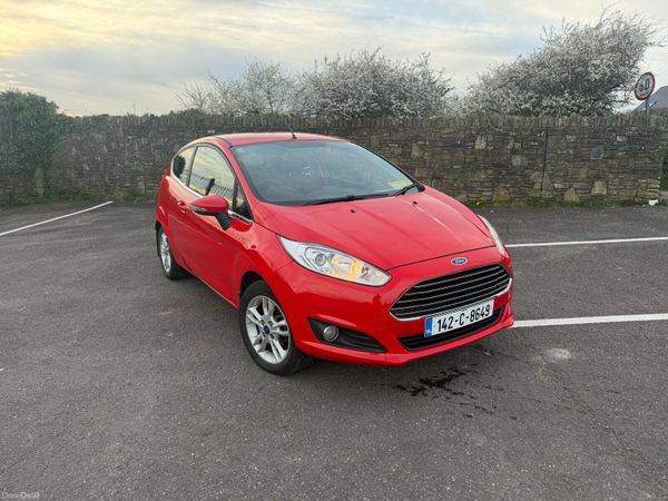 Ford Fiesta Hatchback, Petrol, 2014, Red