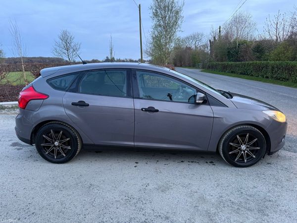 Ford Focus Hatchback, Petrol, 2012, Grey