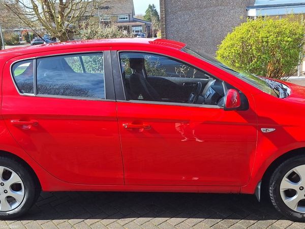 Hyundai i20 Hatchback, Petrol, 2010, Red