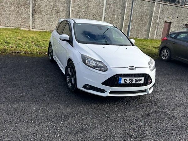 Ford Focus Hatchback, Petrol, 2012, White