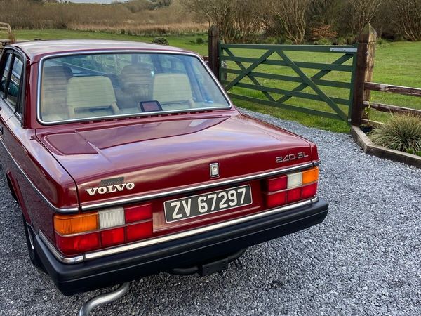 Volvo 200 Series Saloon, Petrol, 1988, Red