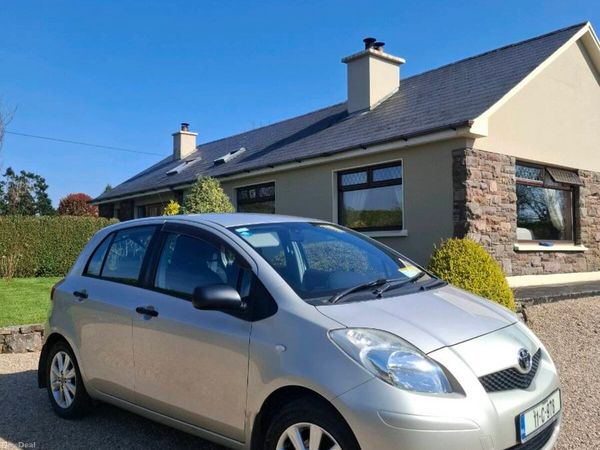 Toyota Yaris Hatchback, Petrol, 2011, Gold