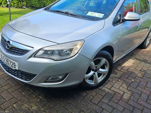 Opel Astra Hatchback, Petrol, 2010, Silver