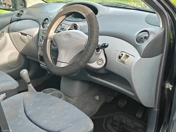 Toyota Yaris Hatchback, Petrol, 2002, Black