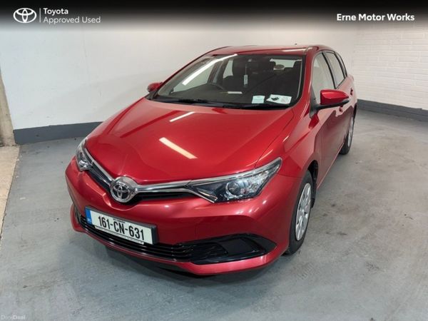 Toyota Auris Hatchback, Petrol, 2016, Red