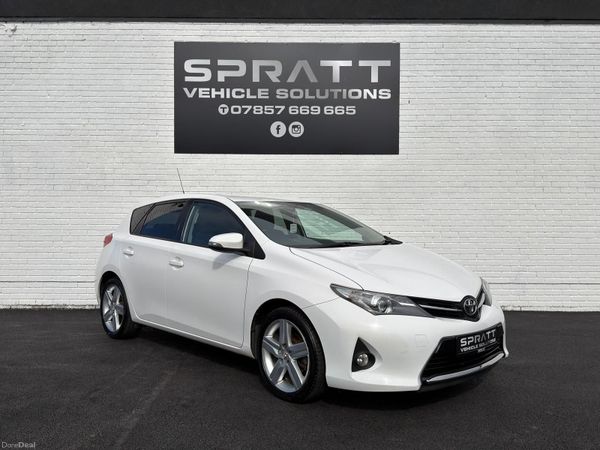 Toyota Auris Hatchback, Petrol, 2013, White