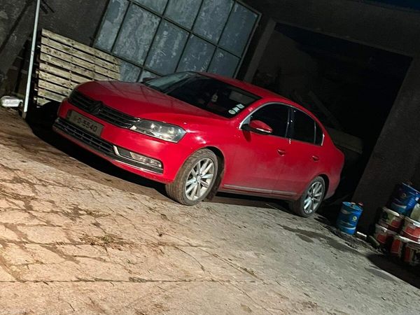 Volkswagen Passat Saloon, Diesel, 2011, Red